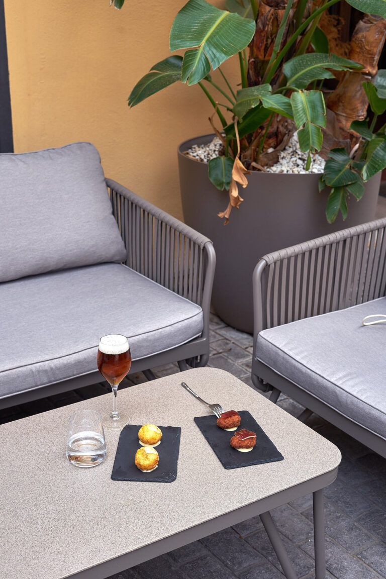Terraza interior de Redondo en Boca con vegetación